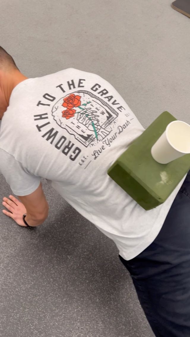 “Glass of water on your back. Don’t let it spill!”

The cue we use for core exercises that strengthen our anti-rotating ability.

Water Cup Challenge 🙃😝 try it out today!

Insider hack: try your feet wider first to give yourself a wider base!
-
#upfittrainingacademy #watercupchallenge #coretraining #antirotation #core #abs #pillarstrength